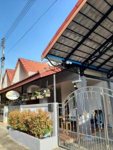 une maison avec un auvent au-dessus de la porte d'entrée dans l'établissement Rutcha homestay Betong รัชชา โฮมสเตย์ เบตง, à Betong
