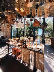 un restaurante con una mesa con comida y cestas en Taka Matanzas, en Matanzas