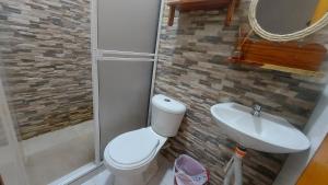 ein Bad mit einem WC und einem Waschbecken in der Unterkunft La Jangada Hostel & Tours in Leticia
