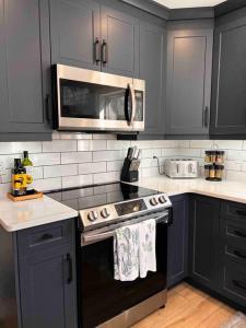 Billede fra billedgalleriet på Lux Winter Getaway with Hot Tub, Sauna, EV charger i Haliburton