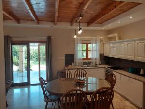 Una cocina con una mesa y sillas en una habitación. en Amelia's Garden, en Kavos