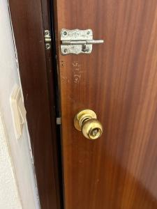 een deur met een koperen klopper op een houten deur bij Habitacion doble en Figueres in Figueres
