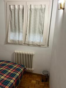een slaapkamer met een raam en een radiator bij Habitacion doble en Figueres in Figueres