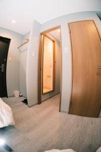 Postel nebo postele na pokoji v ubytování ホテルハーバー心斎橋