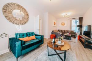 ein Wohnzimmer mit einem blauen Sofa und einem Tisch in der Unterkunft Stunning spacious, Family, Contractor Fast WiFi, Sky TV, close to City Centre in Birmingham