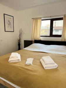 sypialnia z łóżkiem z dwoma ręcznikami w obiekcie Warm'n Cozy, Modern Baneasa Studio w Bukareszcie