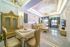 a living room with a table and chairs and ceilings at Wei Yu's Home Villa in Dongshan