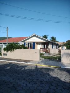 una casa al lado de una calle en Studio Girassol en Florianópolis