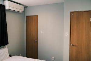 Postel nebo postele na pokoji v ubytování ホテルハーバー心斎橋