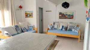 uma sala de estar com uma cama e um sofá em Casa Marítima Búzios- 200mt da Praia Piso Superior em Búzios