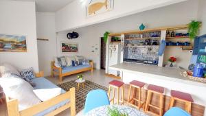 布齊奧斯的住宿－Casa Marítima Búzios- 200mt da Praia Piso Superior，客厅配有沙发和桌子