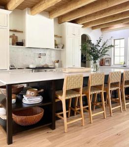 een keuken met een groot keukeneiland met stoelen bij Southern Lake – Luxury Home in Texarkana in Texarkana