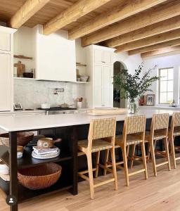 Ett kök eller pentry på Southern Lake – Luxury Home in Texarkana