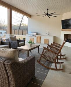 een woonkamer met een bank, stoelen en een tafel bij Southern Lake – Luxury Home in Texarkana in Texarkana