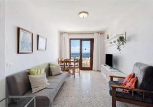 sala de estar con sofá y mesa en Costa Azul apartamento con vista, en Candelaria