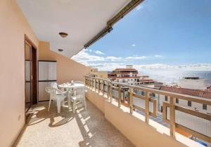 a balcony with a table and a view of the ocean at Costa Azul apartamento con vista in Candelaria