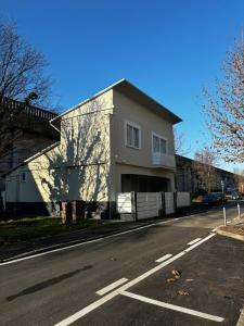 una casa blanca al lado de una calle en Villa Life, en San Donato Milanese