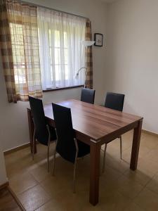 mesa de comedor con sillas y lámpara en Aparmán Renata 9 en Ružomberok