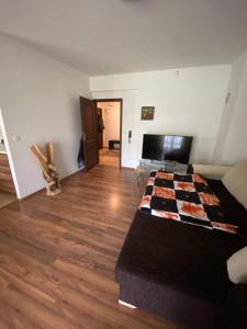 Habitación con cama y suelo de madera. en Aparmán Renata 9 en Ružomberok