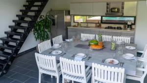 einen Esstisch mit weißen Stühlen und eine Küche in der Unterkunft La Casa Campestre - Refugio in Granada