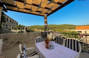- Balcón con mesa blanca y sillas en Peaceful home in old village en Korčula