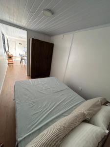 Llit o llits en una habitació de Casa Conteiner en campo con playa privada. max 6 personas