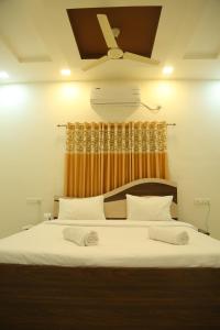 Giường trong phòng chung tại Rudraksh Nagthane +31 ảnh