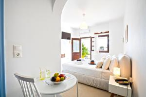 Postel nebo postele na pokoji v ubytování Kallichoron Art Boutique Hotel
