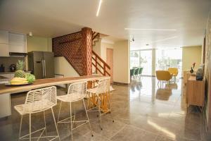 a kitchen and dining room with a table and chairs at Bahía Boutique House in Cartagena de Indias