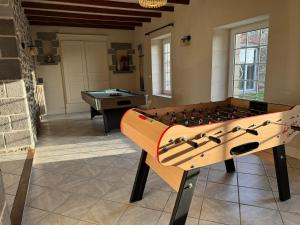 mesa de ping pong en una habitación con mesa de billar en Chambres d'hôtes la Bégaudière en Dol-de-Bretagne