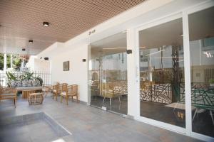 un bâtiment avec une terrasse dotée de chaises et d'une table. dans l'établissement Bahía Boutique House, à Carthagène des Indes