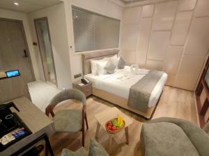 Letto o letti in una camera di Maxxvalue Hotel MIDC - Andheri