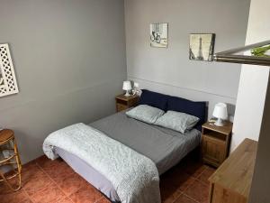 een kleine slaapkamer met een bed en twee nachtkastjes bij Casa Verde in Vallehermoso