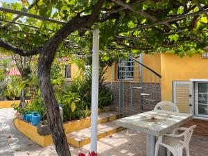 een tafel en stoelen op een patio voor een huis bij Casa Verde in Vallehermoso