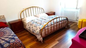 ein Schlafzimmer mit einem Bett und einem Holzboden in der Unterkunft Cozy!! Verona in Verona