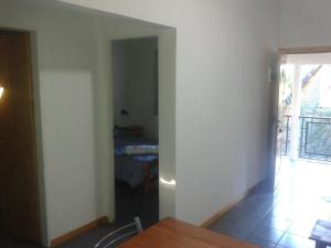 een lege kamer met een deur naar een slaapkamer bij Complejo Los Arrayanes in Bariloche