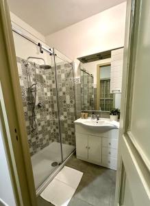 un bagno con doccia e lavandino di ChiaraLuce House a Catania