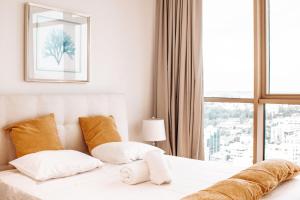 - une chambre avec un lit blanc et une fenêtre dans l'établissement WealthyStays - Nicosia Heights, à Nicosie