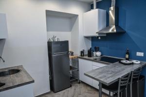 uma cozinha com um frigorífico preto e um balcão em Residenza Vittorio em Turim