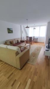 sala de estar con sofá y mesa en Sunny Guest House en Skopie