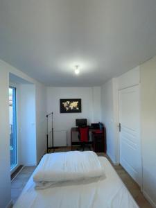 OrcetMaison - 4 Chambres - 10 couchages - 2sdb的一间带床和书桌的白色卧室
