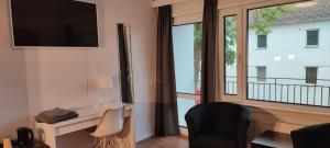 uma sala de estar com uma grande janela e uma televisão em Hotel Esplanad em Mariehamn
