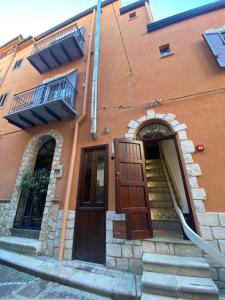 a building with a door and stairs on a street at SUTTA L'ARCHI in Alia