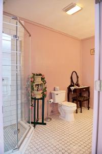 een badkamer met een toilet en een glazen douchecabine bij Berry Patch BnB in Lebanon