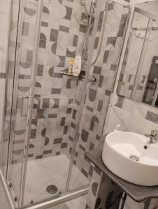 W łazience znajduje się prysznic i umywalka. w obiekcie House Lurokè w Katanii