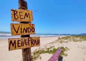 um sinal num poste na praia em Casa a 200 mts da praia - prox Aeroporto NVG - CASA DA MEIA PRAIA em Navegantes