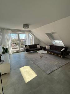 een grote woonkamer met banken en een tafel bij Maisonette Wohnung Frechen City in Frechen