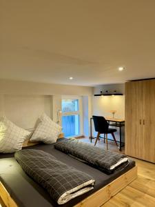 Cama grande en habitación con escritorio en Micro Apartment Leipzig, en Leipzig