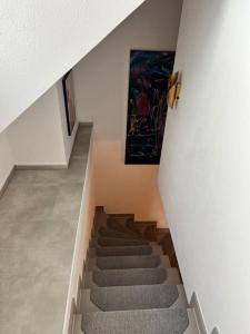 een trap in een gebouw met een schilderij aan de muur bij Maisonette Wohnung Frechen City in Frechen