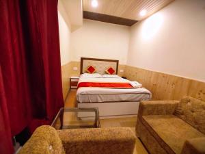 Un pat sau paturi într-o cameră la Hotel Shorya